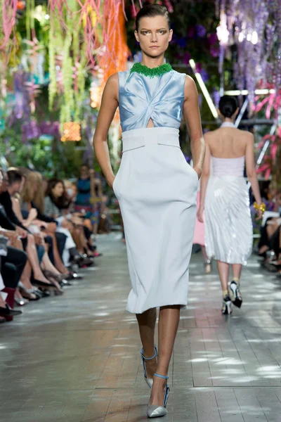 Look 18